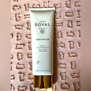 JAFRA ROYAL Revitalize Gentle Cleansing Milk